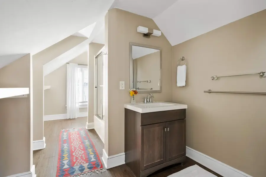 Bathroom 2: Bathroom 2: Tub/Shower