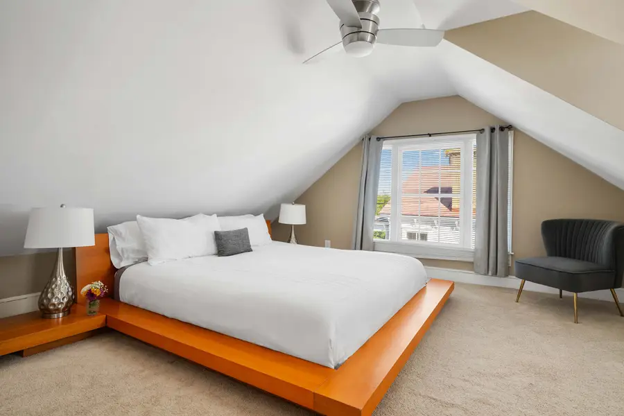 Bedroom 2: King Bed