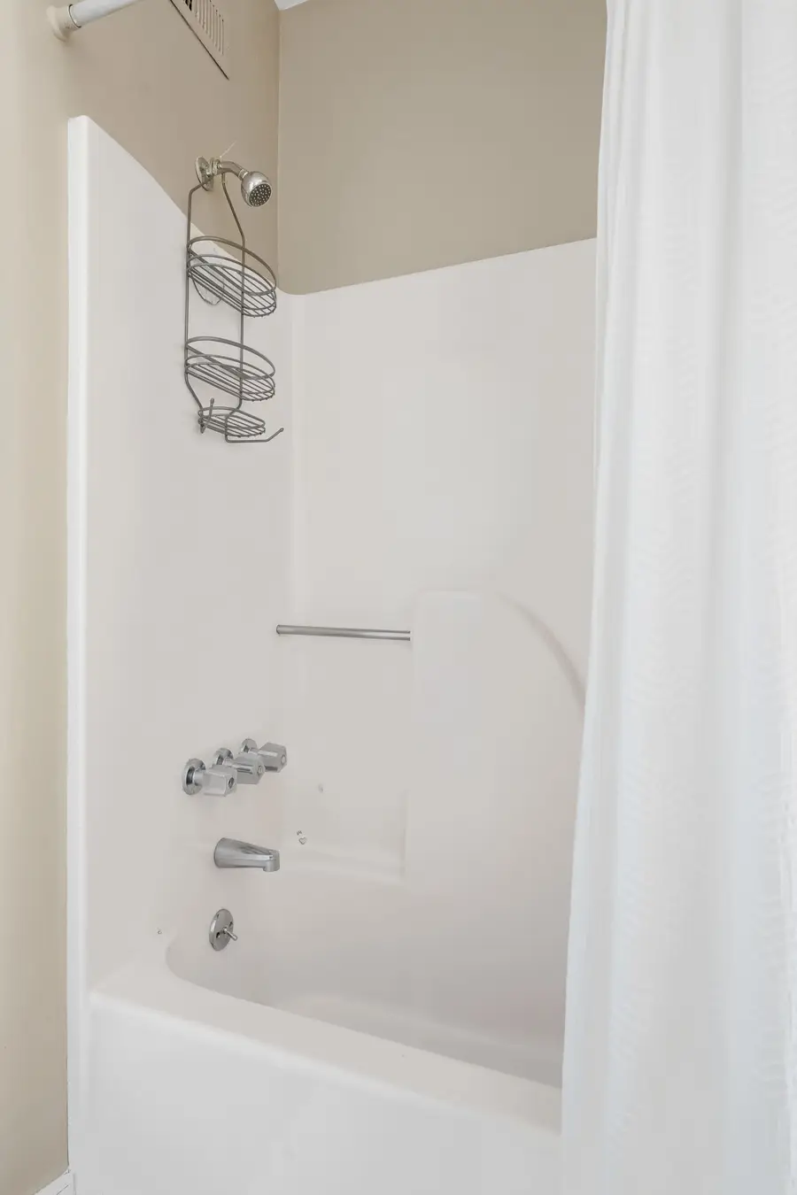 Bathroom 1: Tub/Shower 
