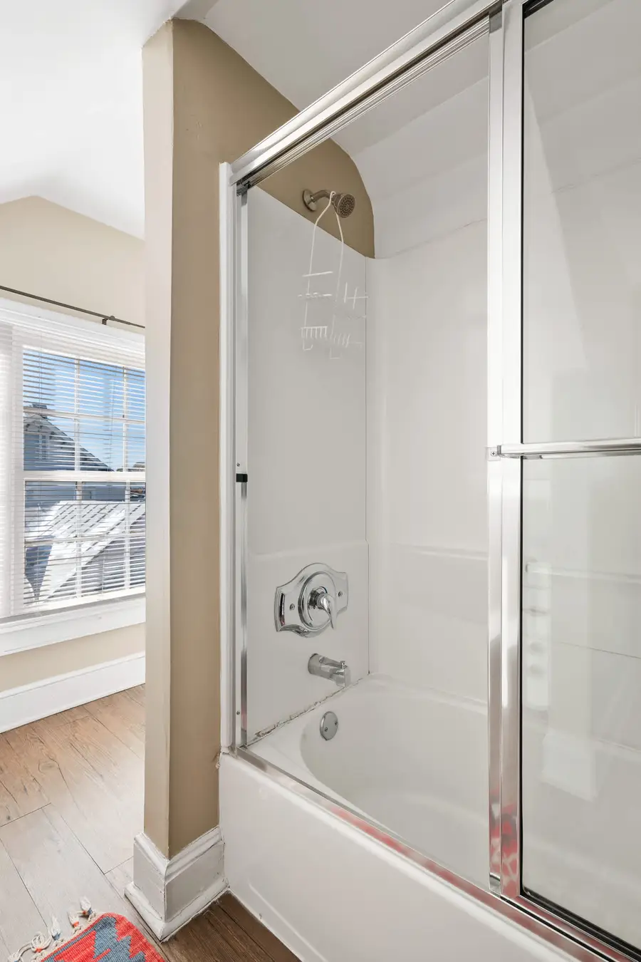 Bathroom 2: Tub/Shower