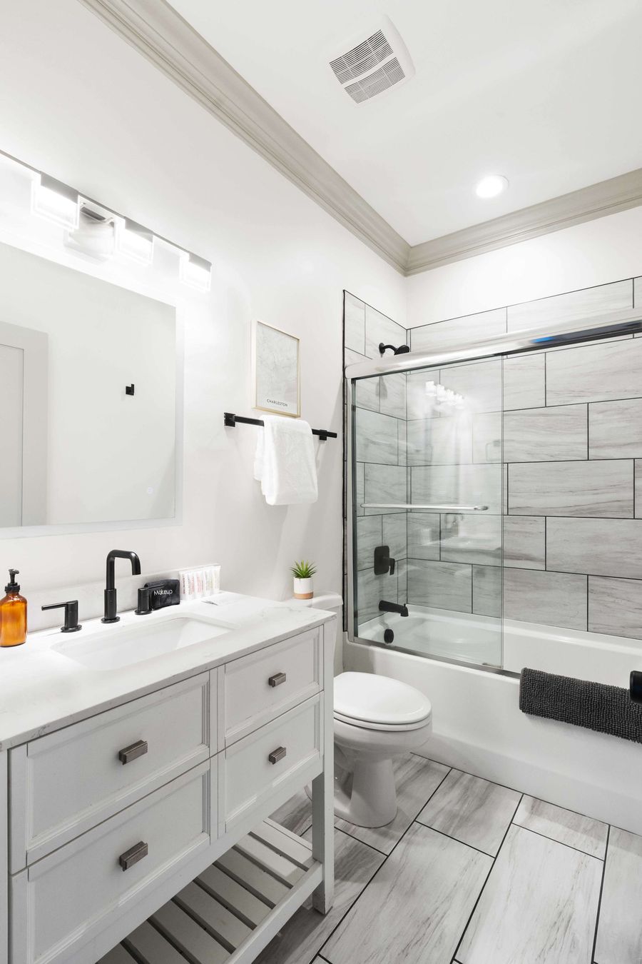 Bathroom 3: Shower/Tub