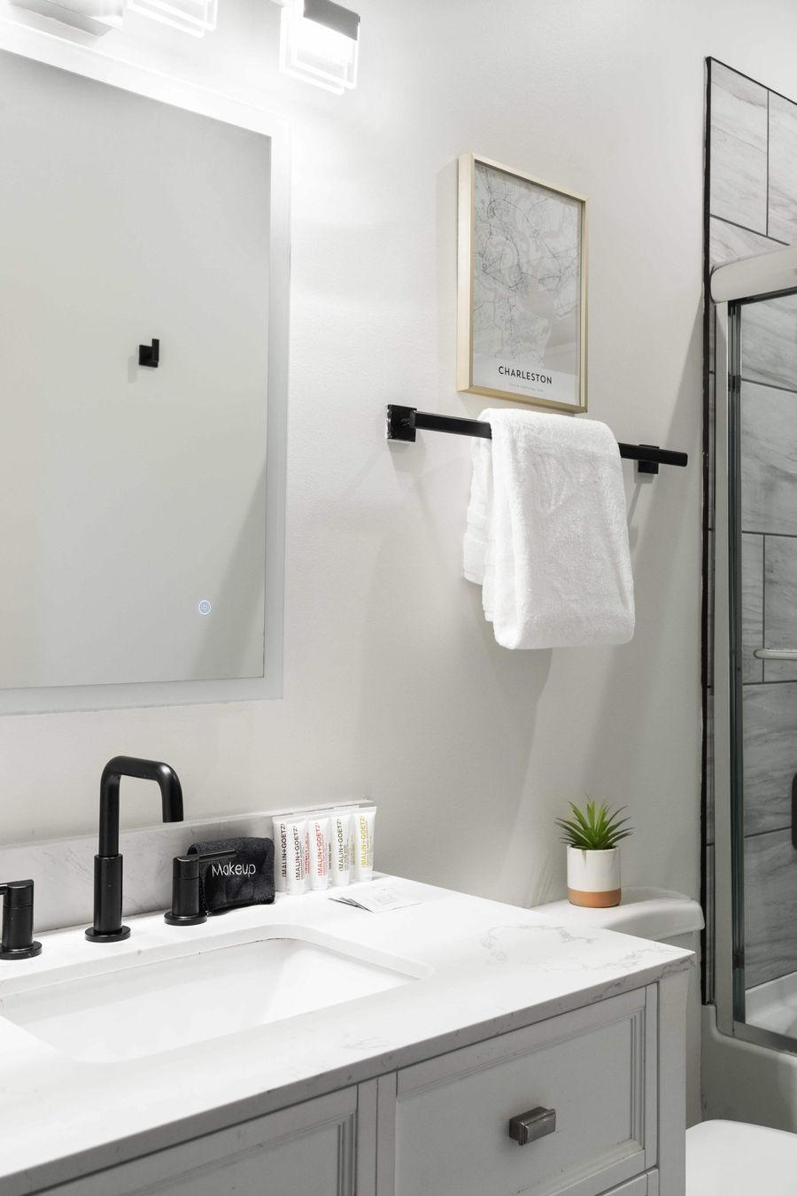 Bathroom 4: Shower/Tub