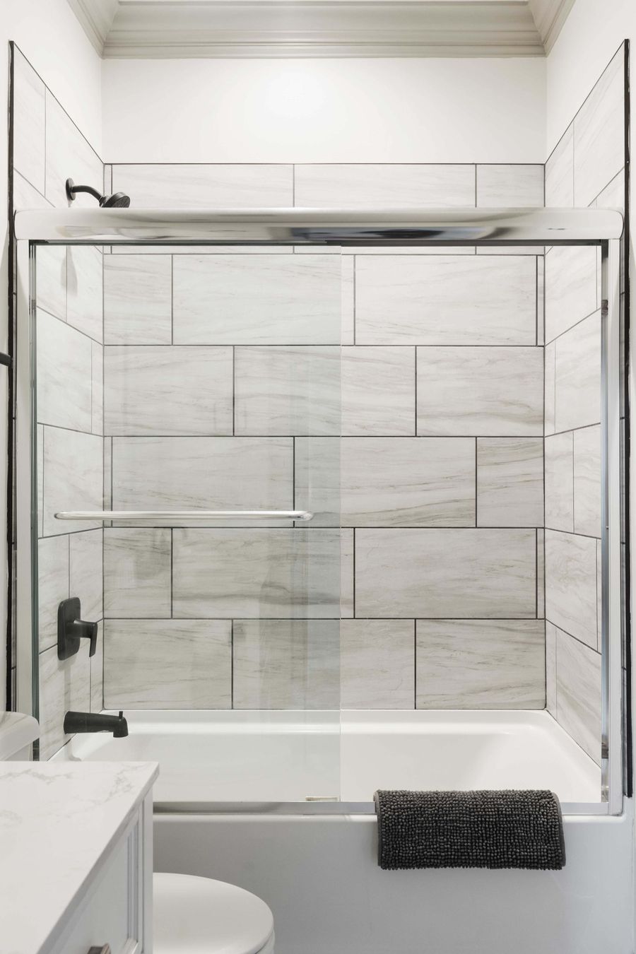Bathroom 3: Shower/Tub