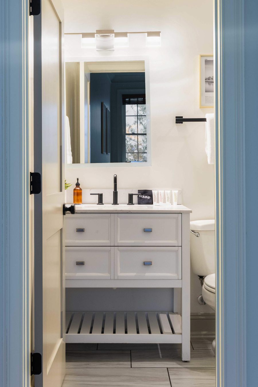 Bathroom 3: Shower/Tub