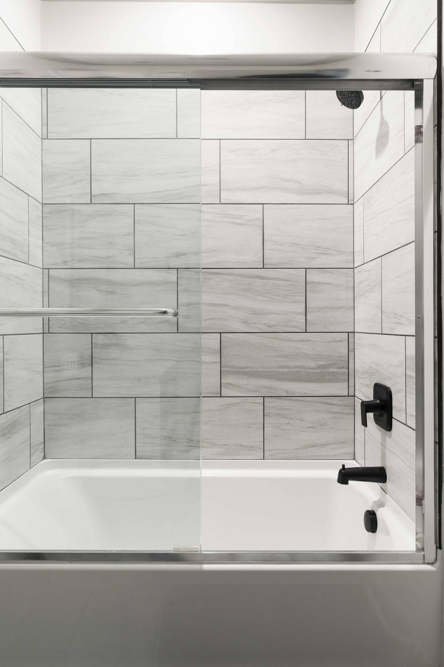 Bathroom 4: Shower/Tub