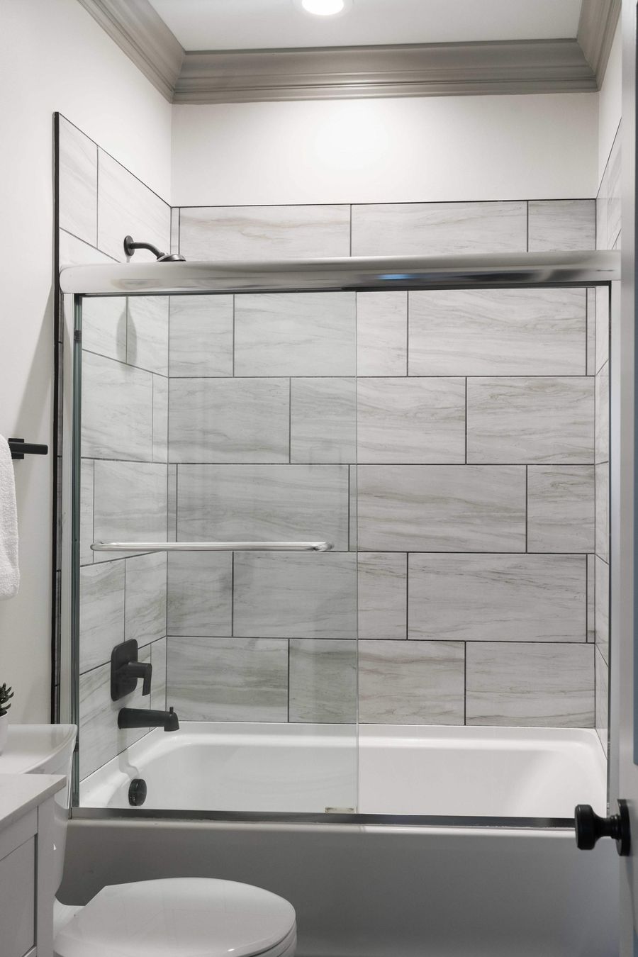 Bathroom 2: Shower/Tub