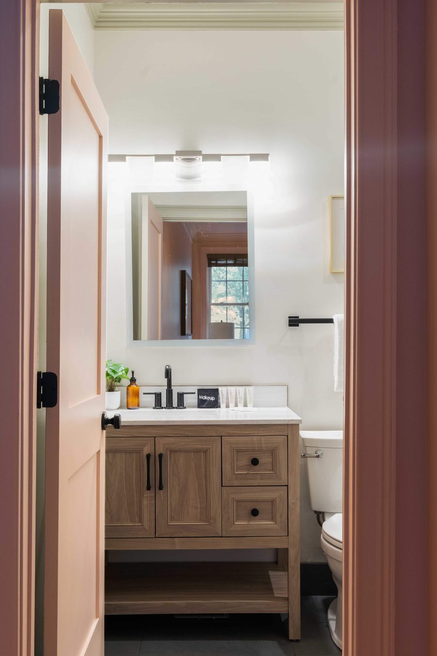 Bathroom 1: Ensuite Bath