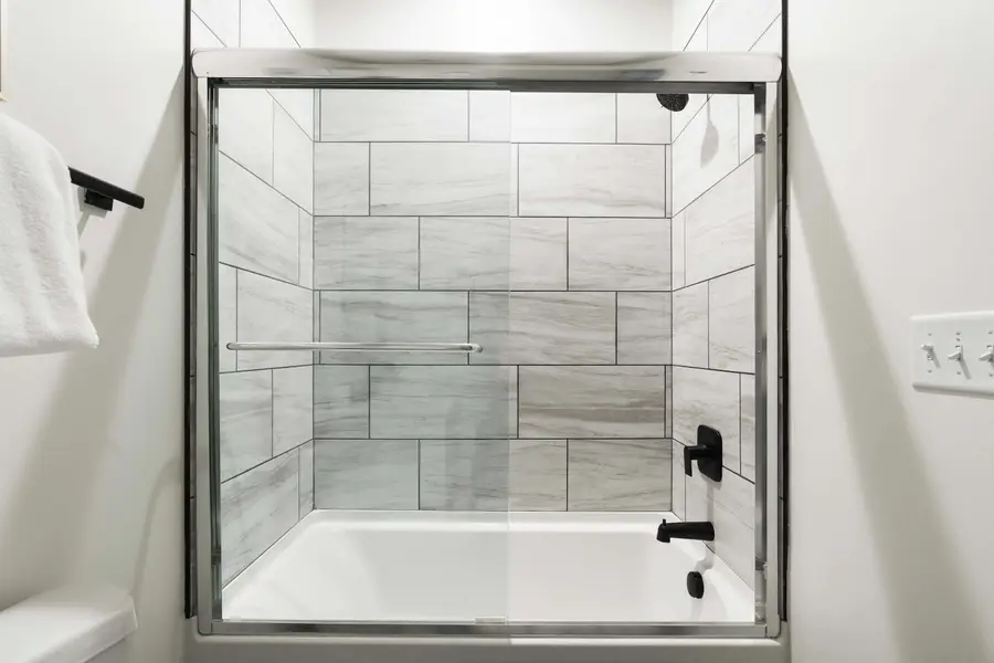 Bathroom 2: Shower/Tub