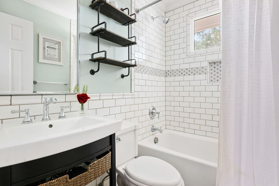 Bathroom 2: Shower/Tub 