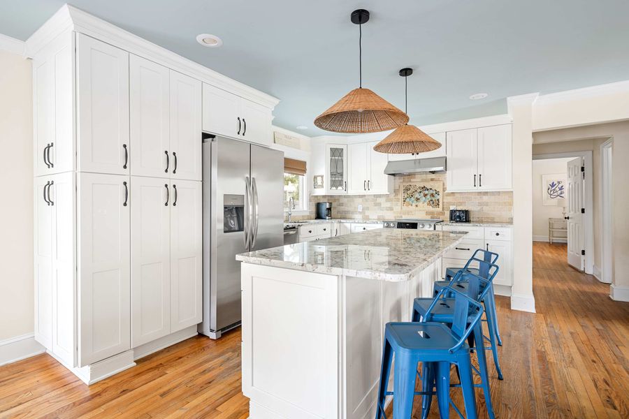 Fully equipped kitchen with island seating for your group 