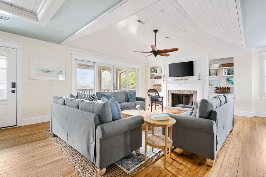 Spacious living room with plenty of seating for your group 