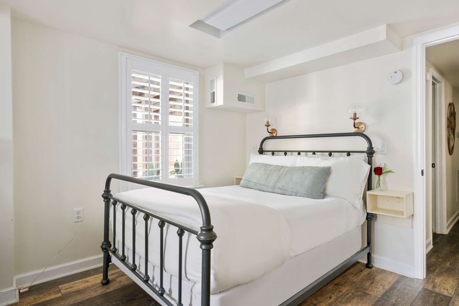 Bedroom 3: Queen Bed + Queen Bed + TV 