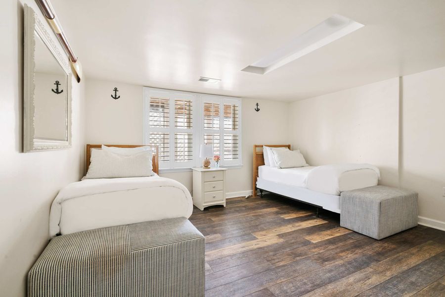 Bedroom 4: Twin Bed + Twin Bed + TV 