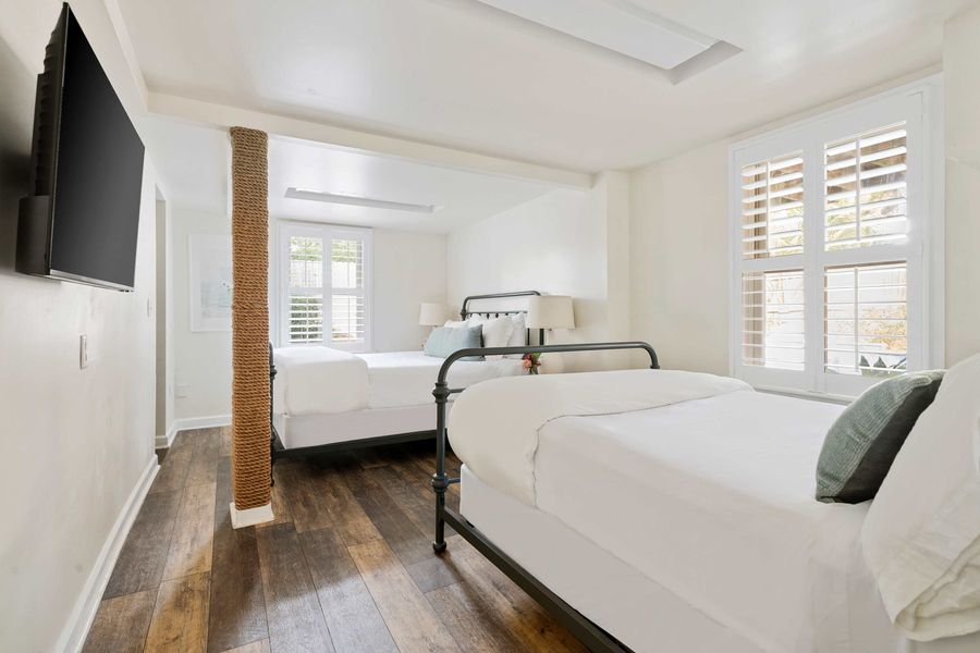Bedroom 3: Queen Bed + Queen Bed + TV 