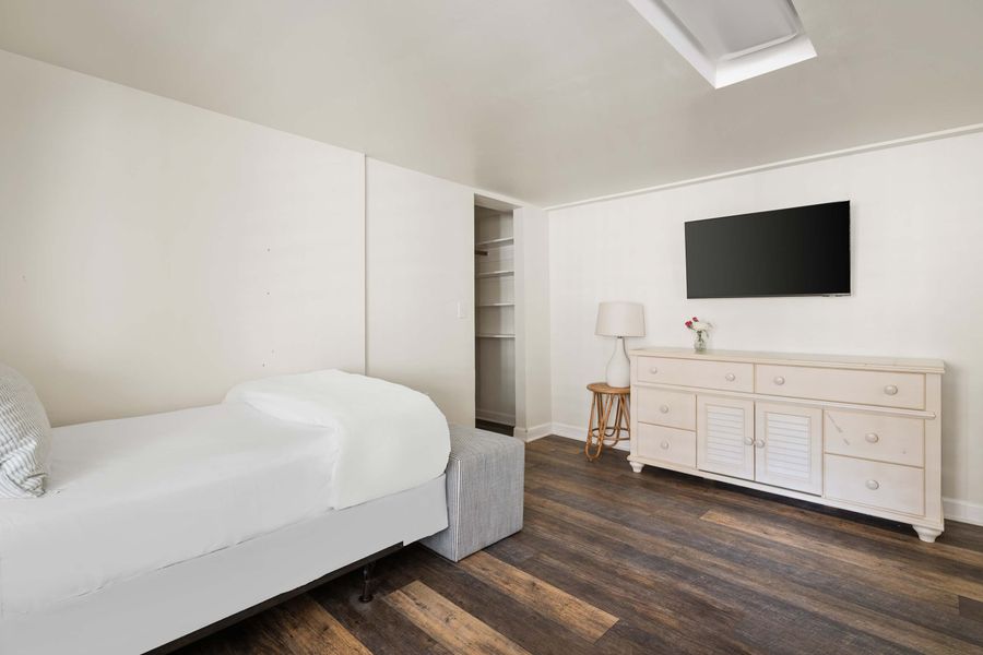 Bedroom 4: Twin Bed + Twin Bed + TV 