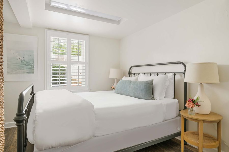 Bedroom 3: Queen Bed + Queen Bed + TV 