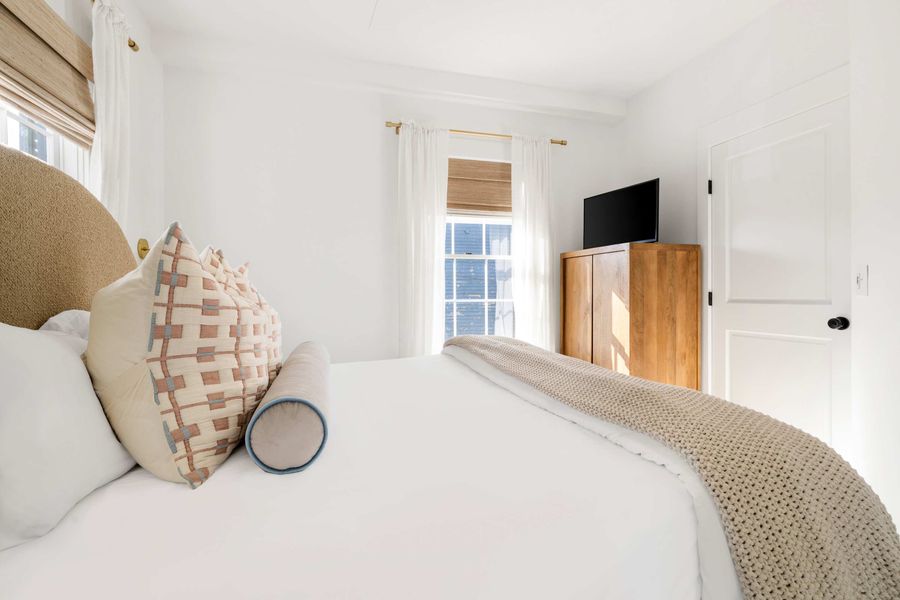 Bedroom 3: King Bed + TV 