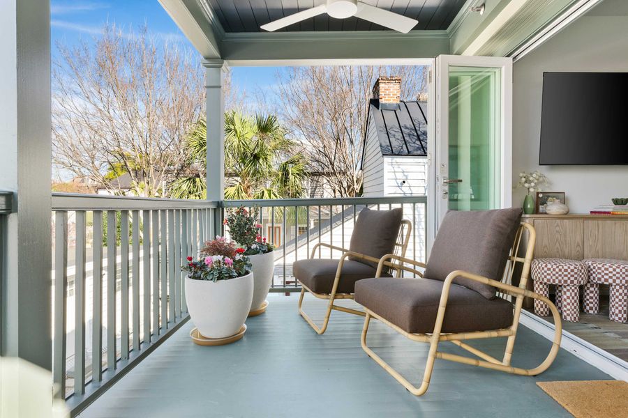 Spacious porch with seating for your group! 