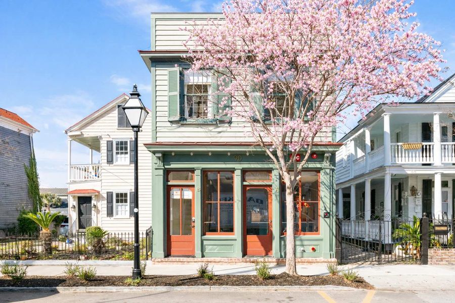Welcome to your downtown Charleston rental! 4 Bedrooms + 4 Bathrooms 