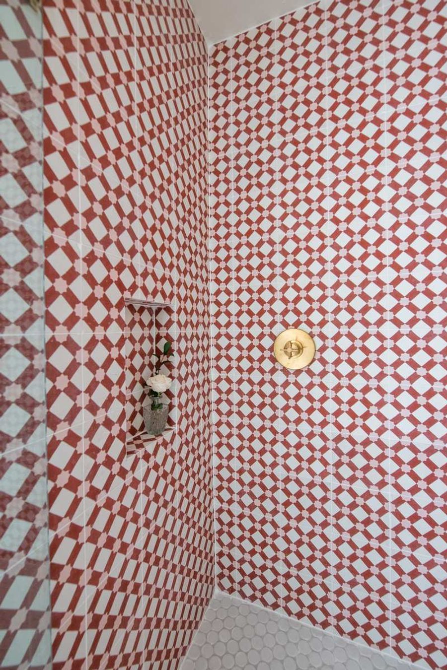 Clean, bright, and stocked with the essentials. Full bathroom. 
