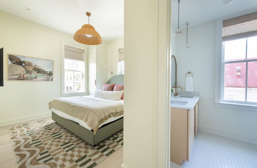 Double vanity en-suite bathroom.