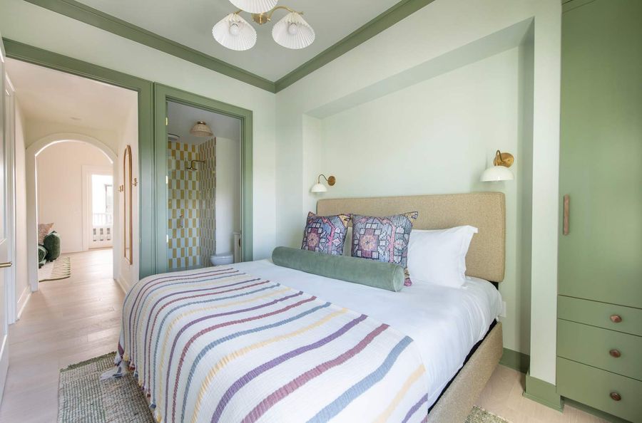 King-size bed with en-suite full bathroom.