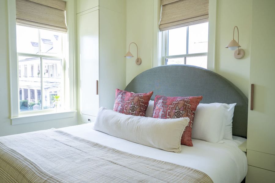King bedroom with en-suite bathroom.