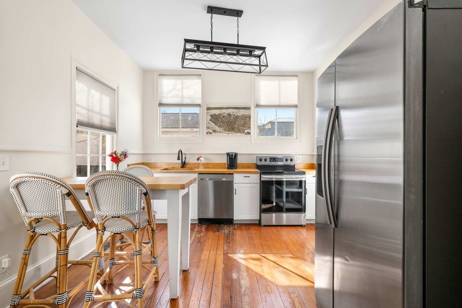 Fully equipped kitchen with dining seating 