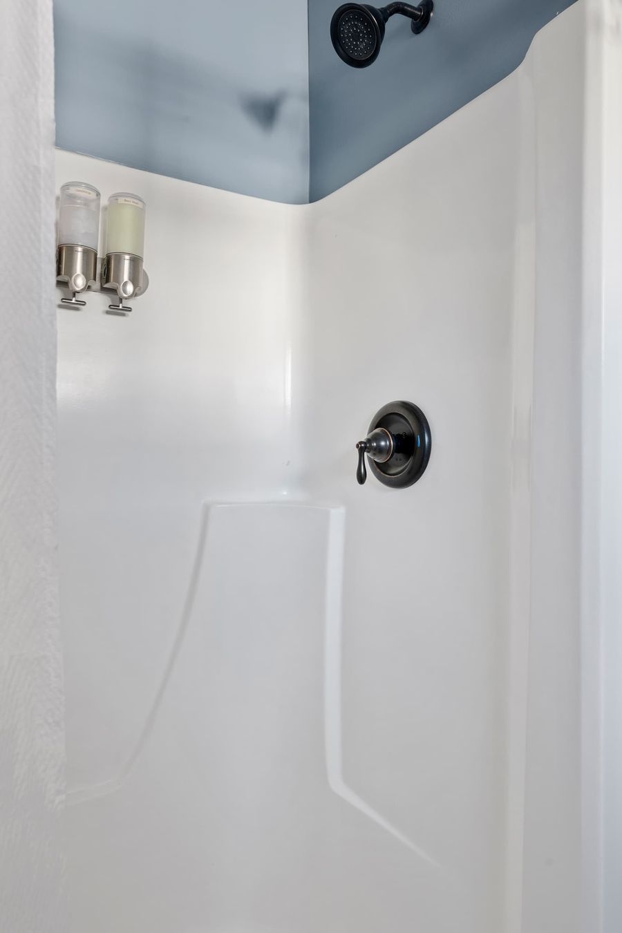 Bathroom 2: Shower/Tub