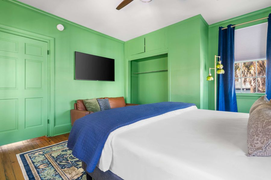 Bedroom 2: King Bed + TV 