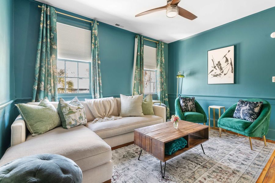 Spacious living room for your group 