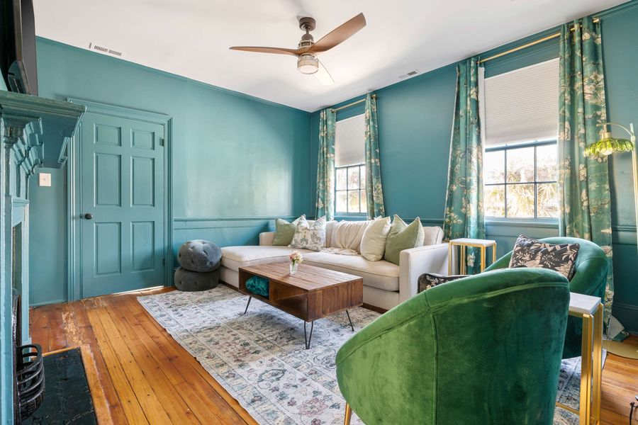 Spacious living room for your group 
