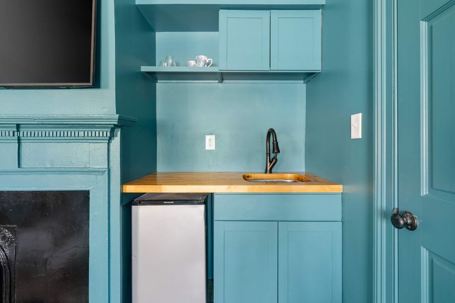 Kitchenette off the living room 