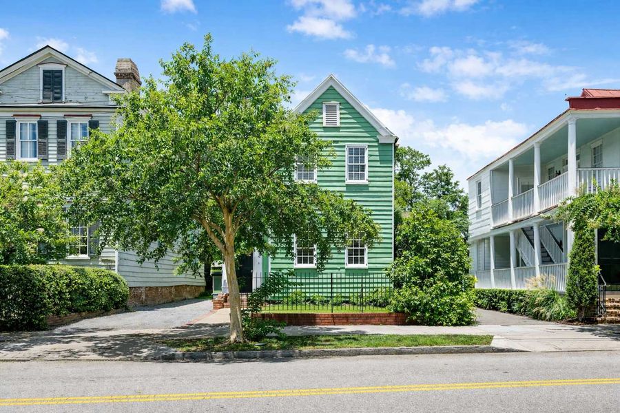 Welcome to your Downtown Charleston rental! Exterior of the home. You will be within walking distance to endless restaurants, shops and bars! 