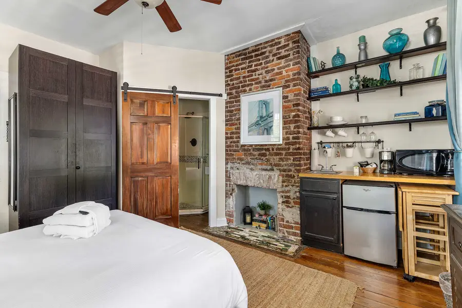 Bedroom 4: Queen Bed + En-suite + TV 
