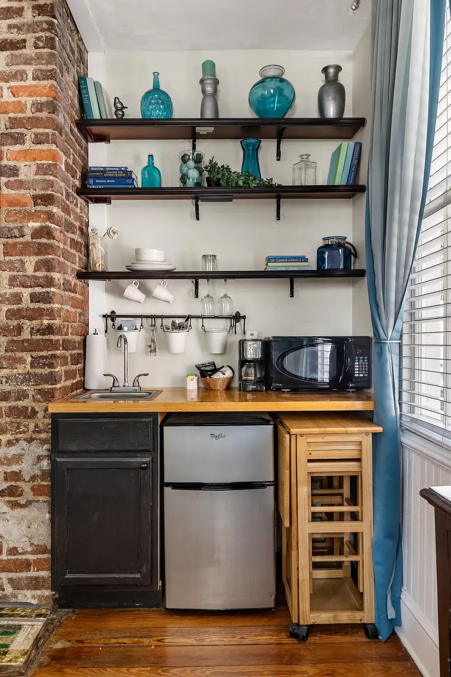 3 of the 4 bedrooms have kitchenettes in them 