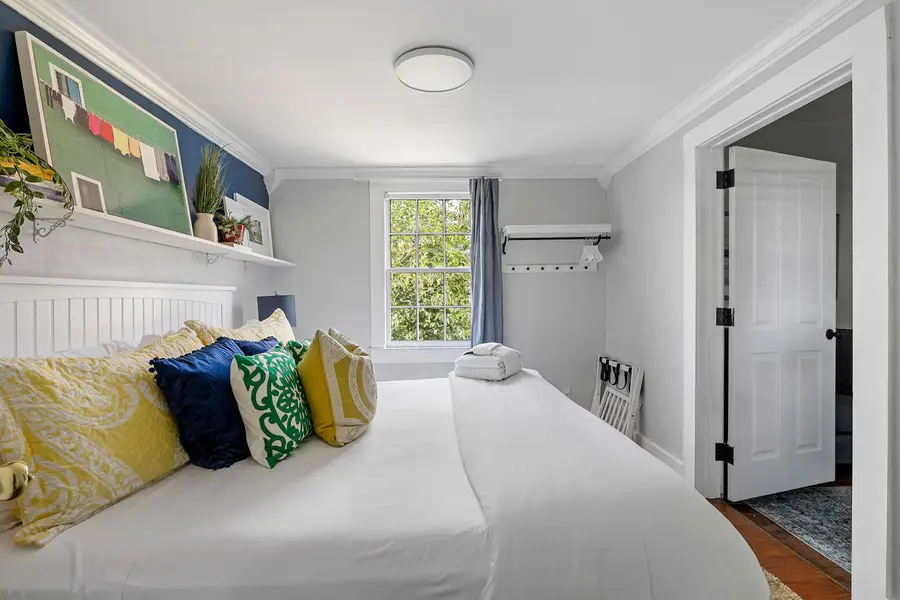 Bedroom 1: King Bed + En-suite 