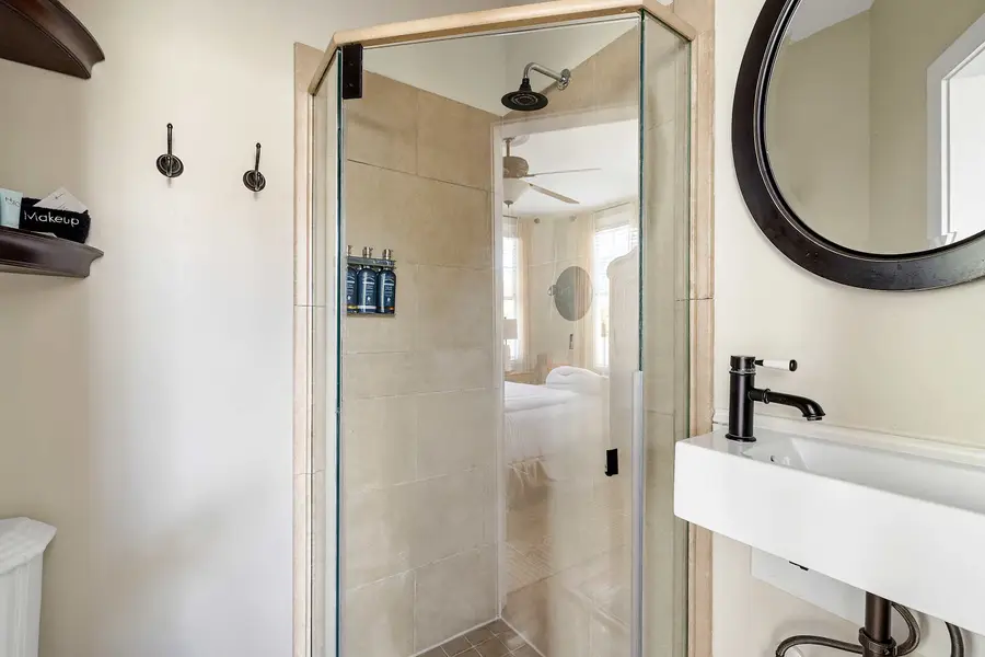 Bathroom 4: Walk-in Shower 