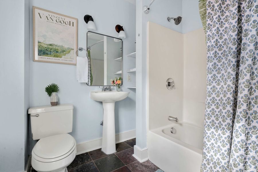 Bathroom 2: Shower/Tub