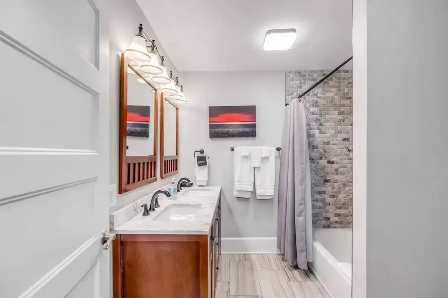 Bathroom #1: Shower + tub