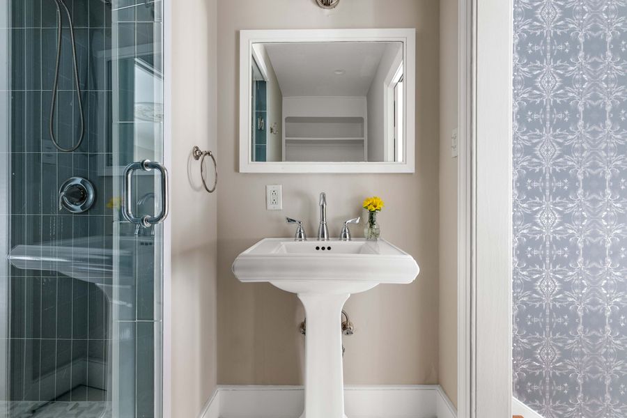 Bathroom 1: Walk-n shower