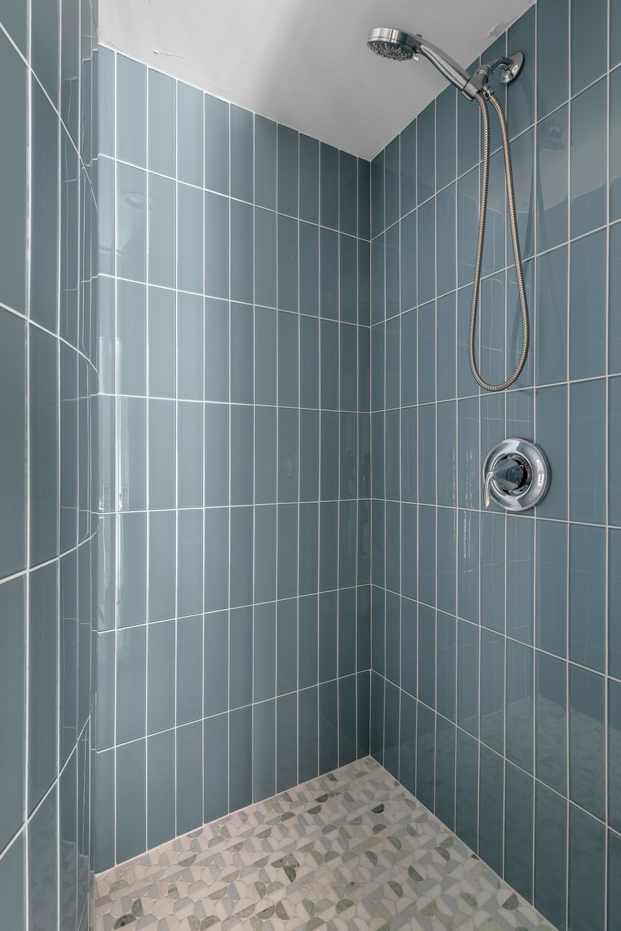 Bathroom 1: Walk-n shower