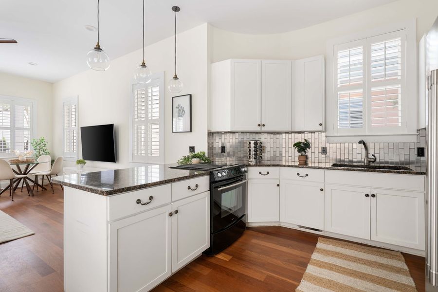 Fully equipped kitchen with island seating