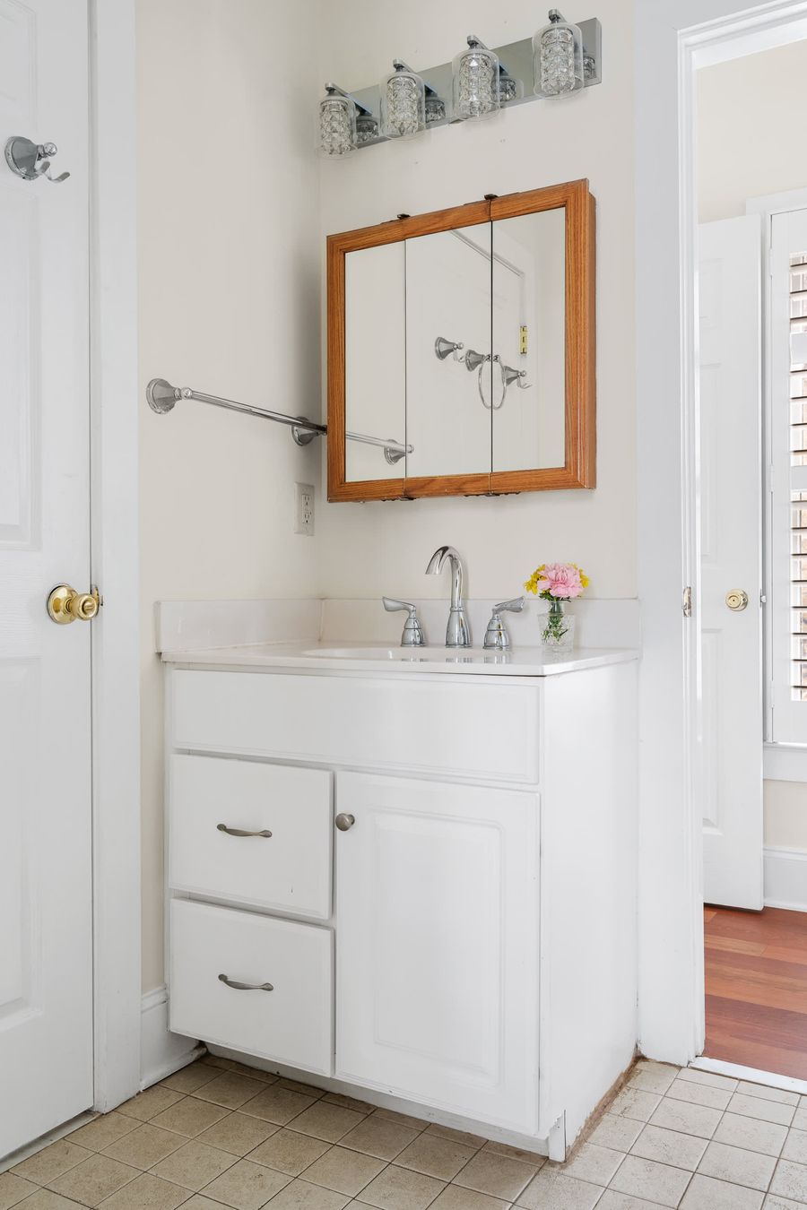 Bathroom 2: Shower/Tub 