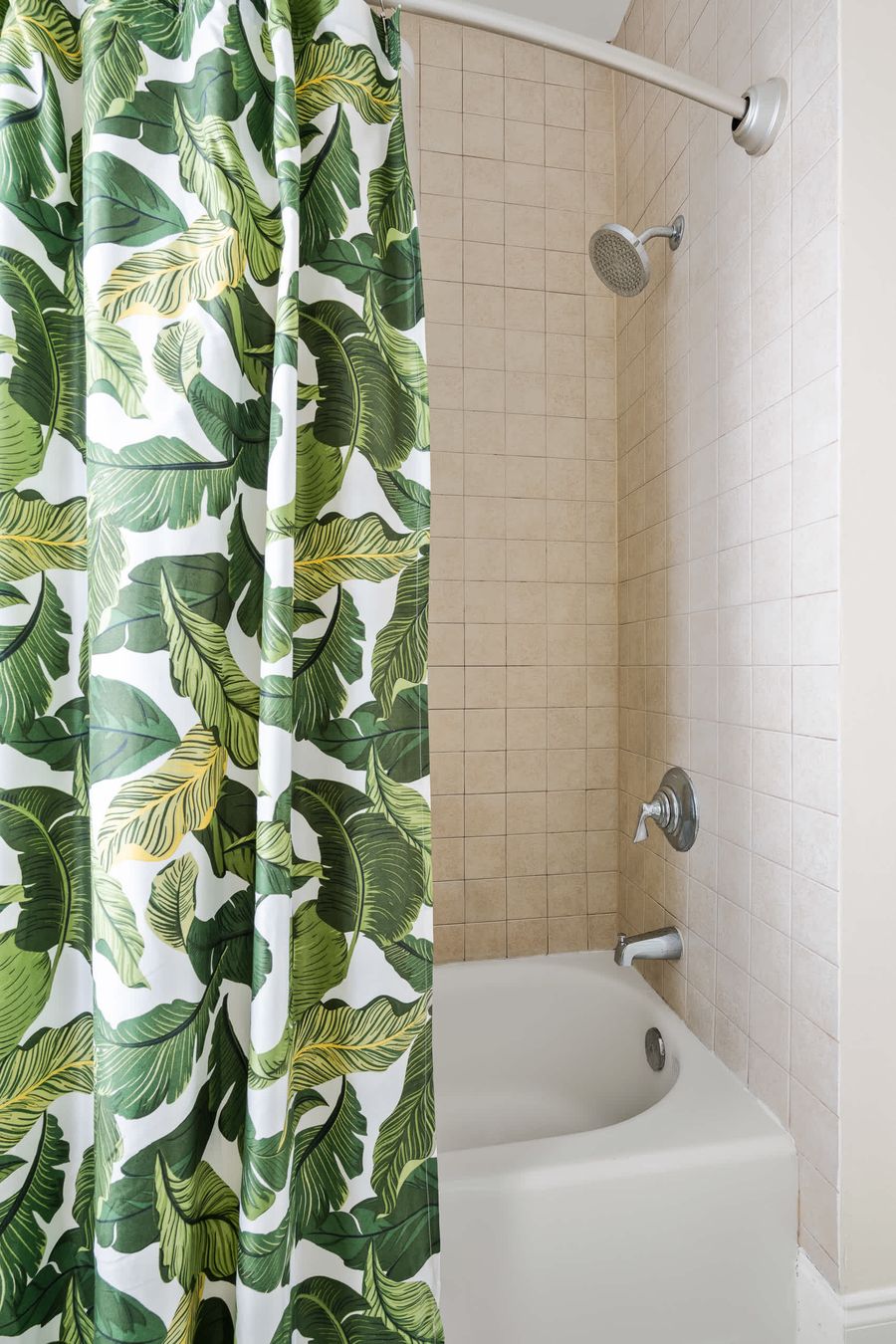 Bathroom 2: Shower/Tub 