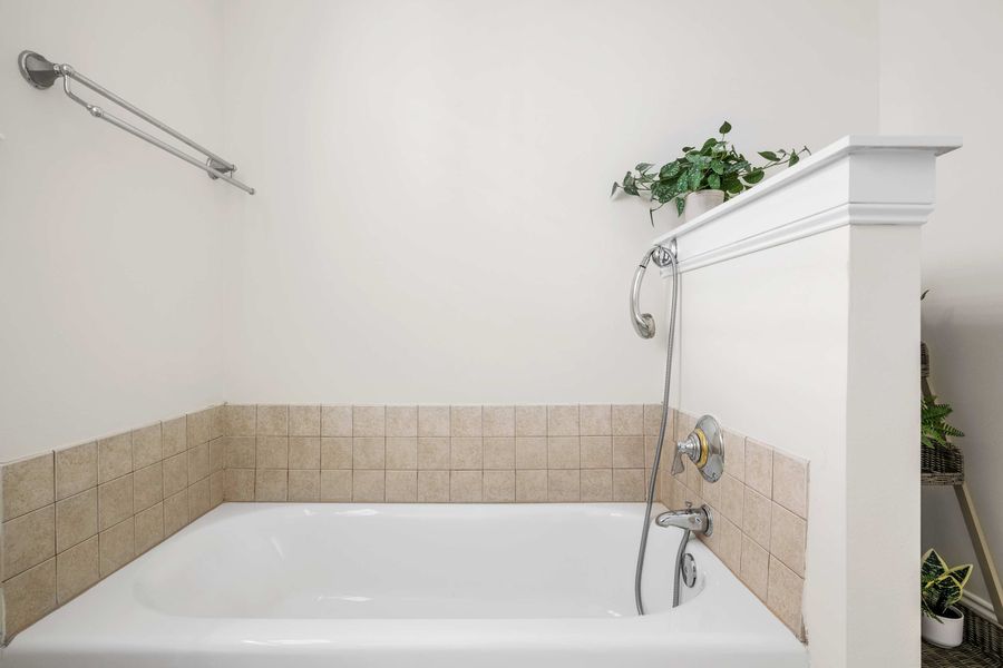 Bathroom 1: Soaking Tub