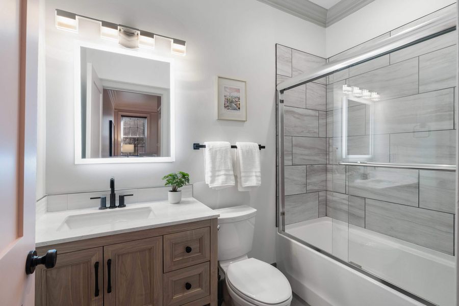 Bathroom 2: Shower / Tub