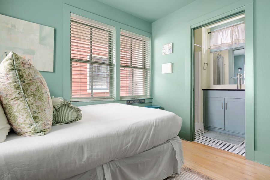 Double Bed w. Ensuite Full Bath