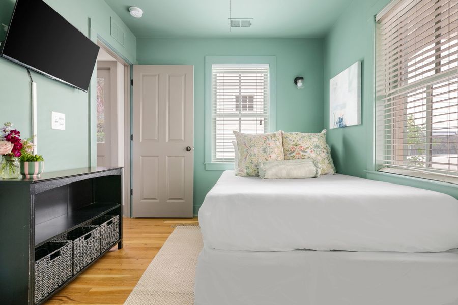 Double Bed w. TV