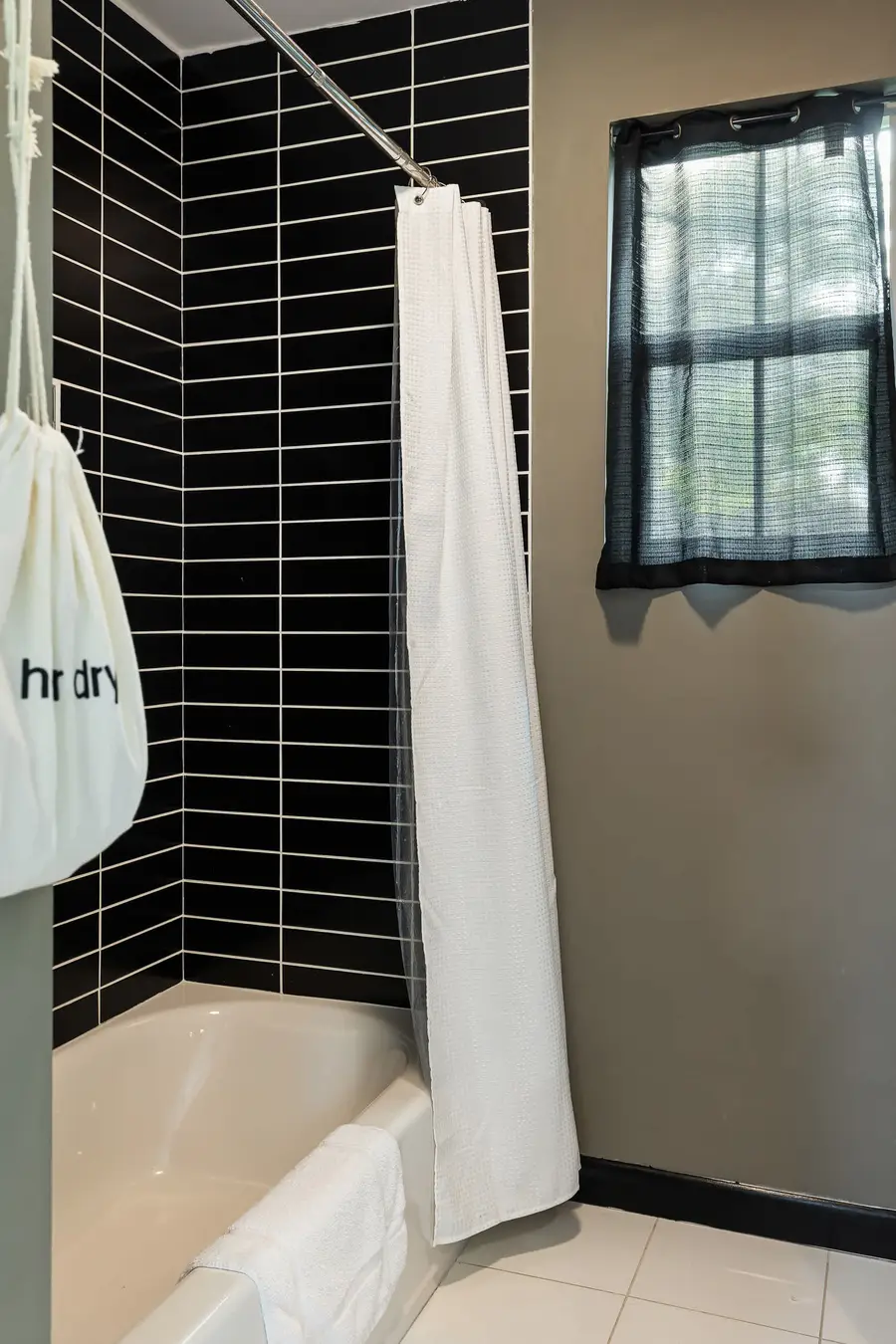 Bathroom 2: Shower/tub combo